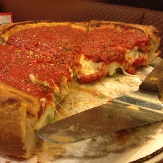 Снимок сделан в Patxi&#39;s Pizza пользователем Christine W. 10/14/2012