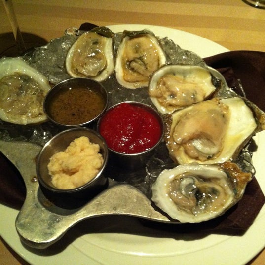 รูปภาพถ่ายที่ Sterling&#39;s Seafood Steakhouse โดย Vernon C. เมื่อ 12/10/2012