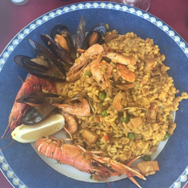 The best seafood restaurant in Pineda, I recommend paella and  suquet de peix ,also the roasted lamb super good, you will enjoy!