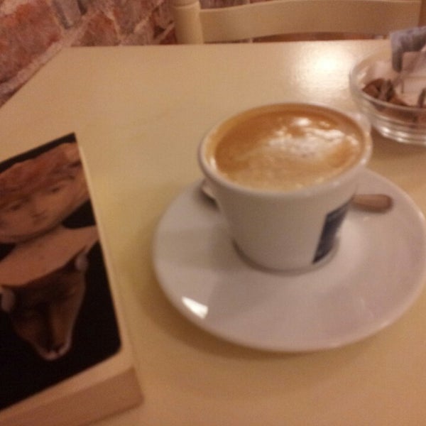 Foto tirada no(a) Babèlia Books &amp; Coffee por Beatriz P. em 2/15/2013