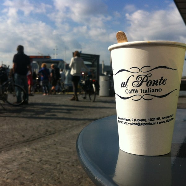 Foto tirada no(a) Al Ponte - Caffe&#39; Italiano por Peter H. em 8/16/2013