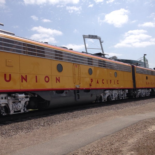 รูปภาพถ่ายที่ Union Pacific&#39;s Home Plate โดย Mike J. เมื่อ 6/18/2014