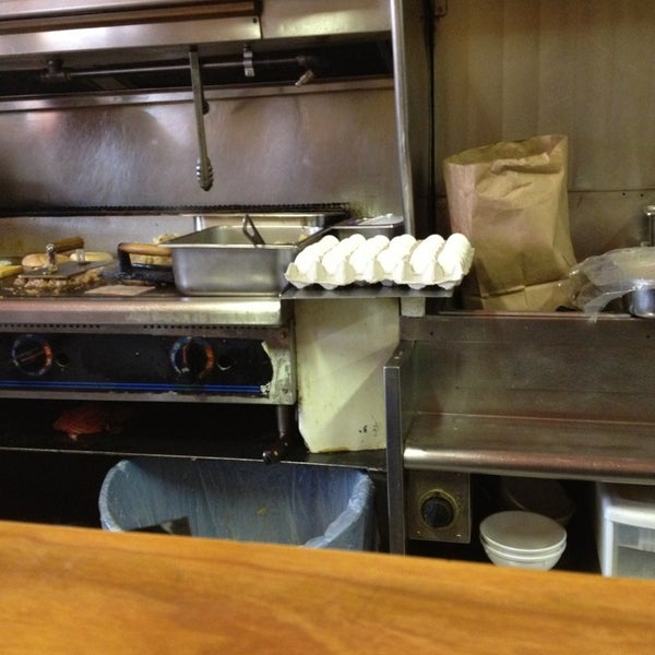 Foto diambil di Murry &amp; Paul&#39;s Restaurant oleh Chris S. pada 2/2/2013