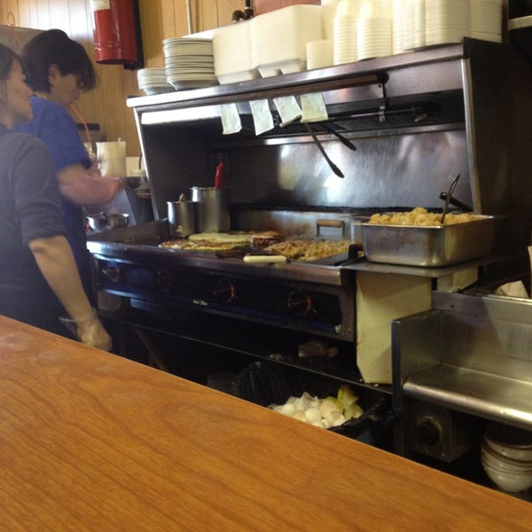 Foto diambil di Murry &amp; Paul&#39;s Restaurant oleh Chris S. pada 4/21/2013