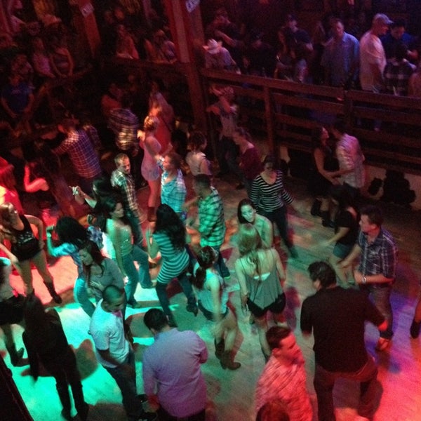 Foto scattata a In Cahoots Dance Hall &amp; Saloon da OzgurCem il 9/26/2013
