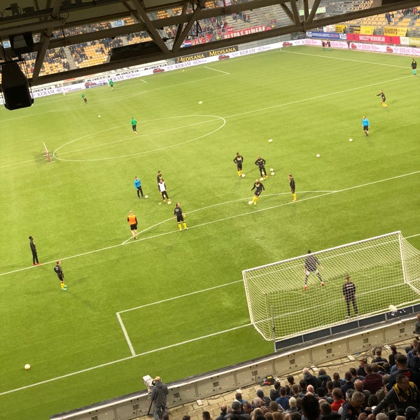 รูปภาพถ่ายที่ Parkstad Limburg Stadion โดย Gideon B. เมื่อ 5/13/2018