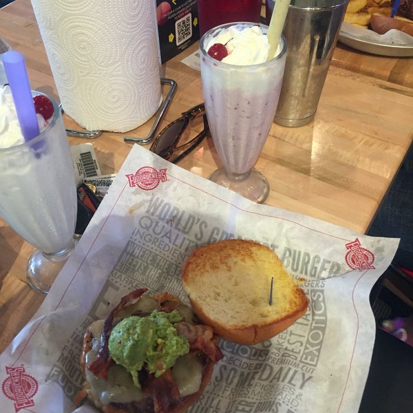 Photo taken at Fuddruckers by Mónica C. on 7/8/2016