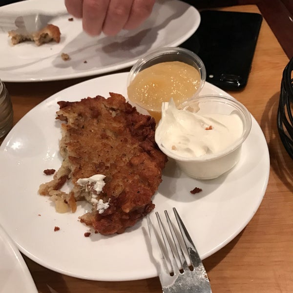 Foto tomada en Carnegie Deli  por Mónica C. el 11/23/2016