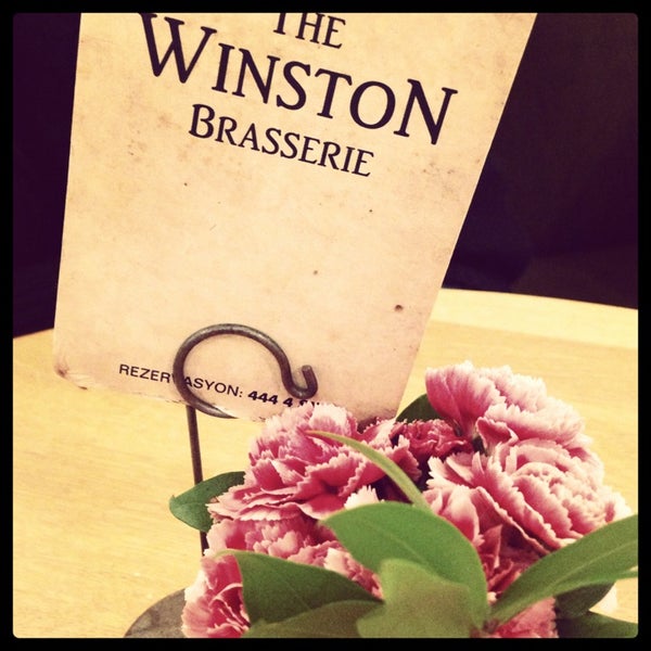 รูปภาพถ่ายที่ Sir Winston Tea House โดย ÖNNUR T. เมื่อ 12/22/2012