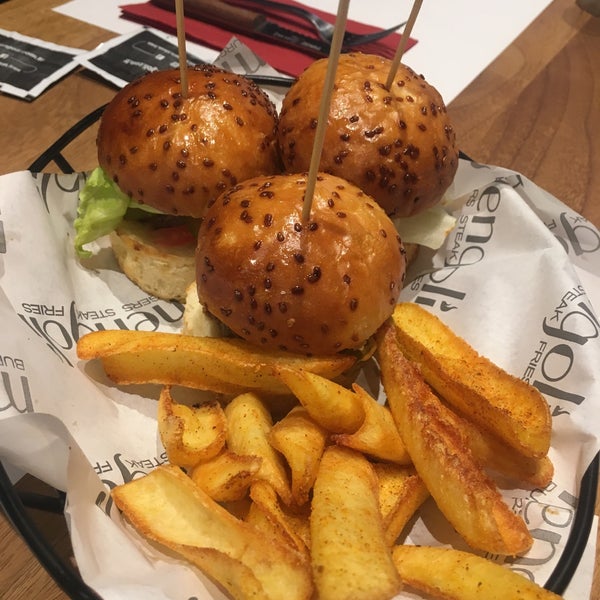 รูปภาพถ่ายที่ Mengoli Burgers Steak Fries โดย Egeden T. เมื่อ 5/23/2018