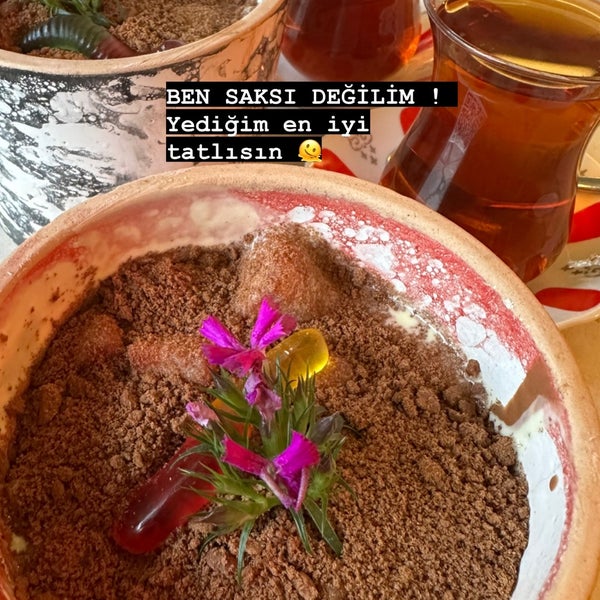 Photo taken at Hümaliva Çikolata &amp; Kahve by 🧚🏿‍♀️ on 12/4/2022