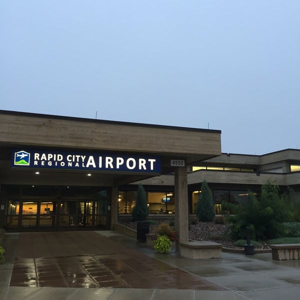 9/23/2016 tarihinde Yoshitaka K.ziyaretçi tarafından Rapid City Regional Airport (RAP)'de çekilen fotoğraf