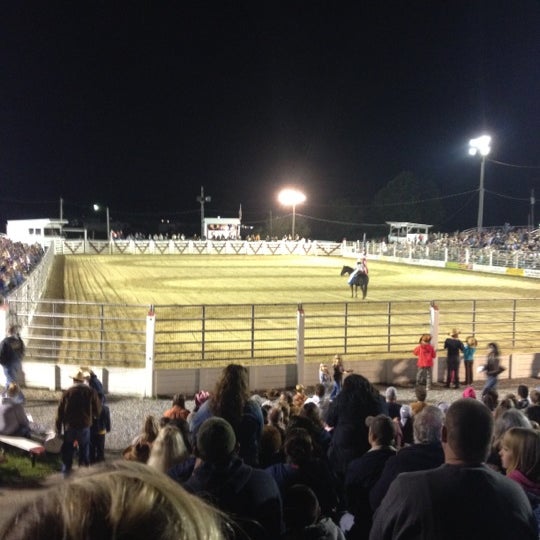 Photo prise au Cowtown Rodeo par Scott T. le9/29/2012