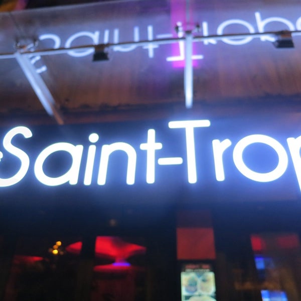 Das Foto wurde bei Le Saint Tropez Cocktail Bar von Yuri ~. am 3/2/2013 aufgenommen