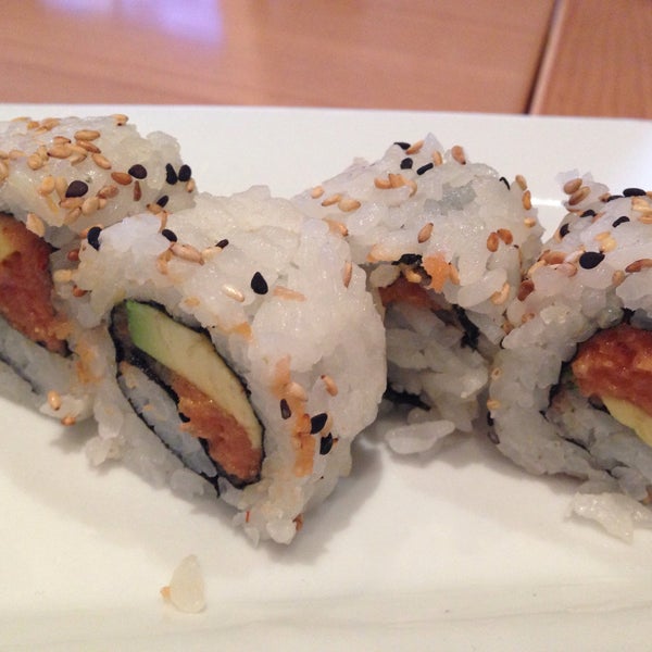 รูปภาพถ่ายที่ The Sushi On Sunset โดย Erika S. เมื่อ 1/27/2015