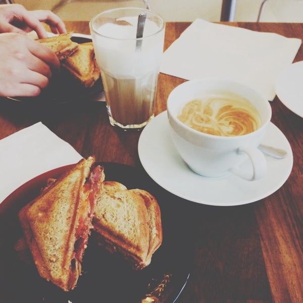 Das Foto wurde bei Latte Cafe von Markus am 6/12/2014 aufgenommen