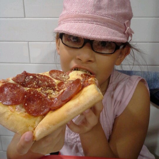 Das Foto wurde bei Famous Amadeus Pizza von Laura I. am 9/27/2012 aufgenommen