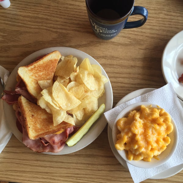 8/3/2015 tarihinde Hannah R.ziyaretçi tarafından Uncle Bucks Restaurant &amp; Bar'de çekilen fotoğraf