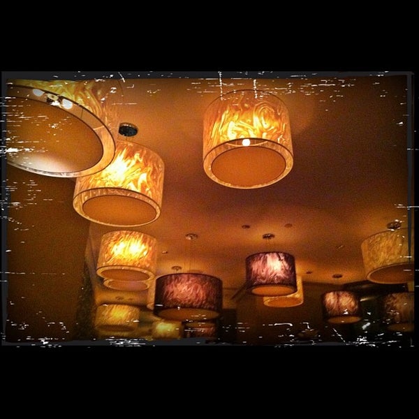 Foto diambil di 701 Restaurant oleh Charles D. pada 12/9/2012