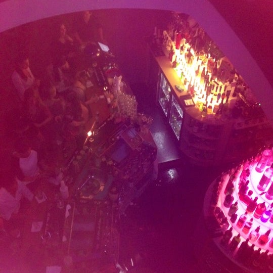 รูปภาพถ่ายที่ Lounge &amp; Bar suite โดย S. Y. เมื่อ 10/6/2012