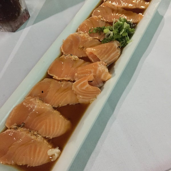 Снимок сделан в Sushi Room - A Sake Lounge пользователем Victor D. 12/27/2014