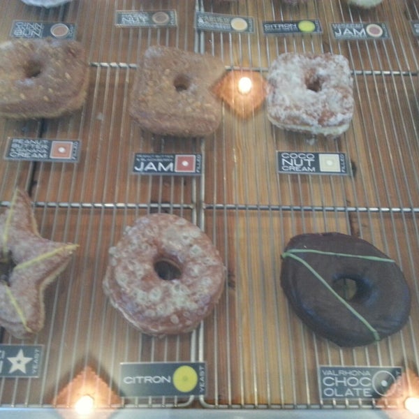 รูปภาพถ่ายที่ Doughnut Plant โดย Jeff P. เมื่อ 12/9/2014