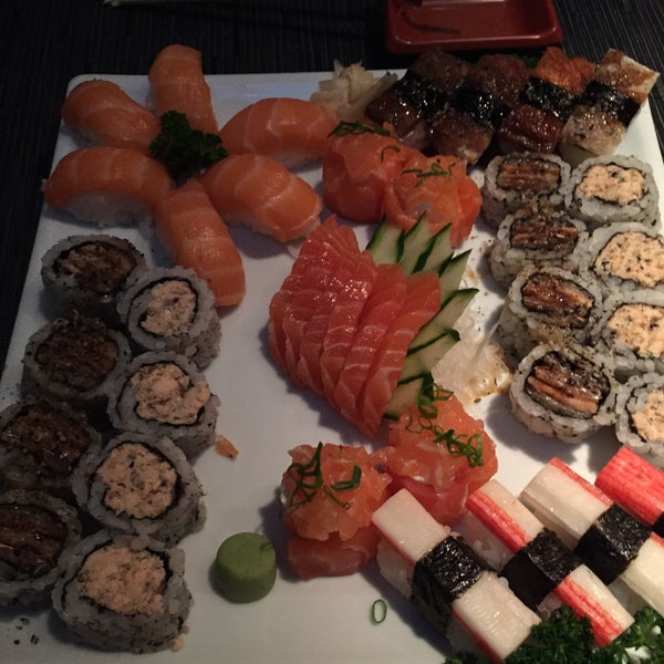 รูปภาพถ่ายที่ Bentô Sushi Lounge โดย Cristina G. เมื่อ 7/29/2015