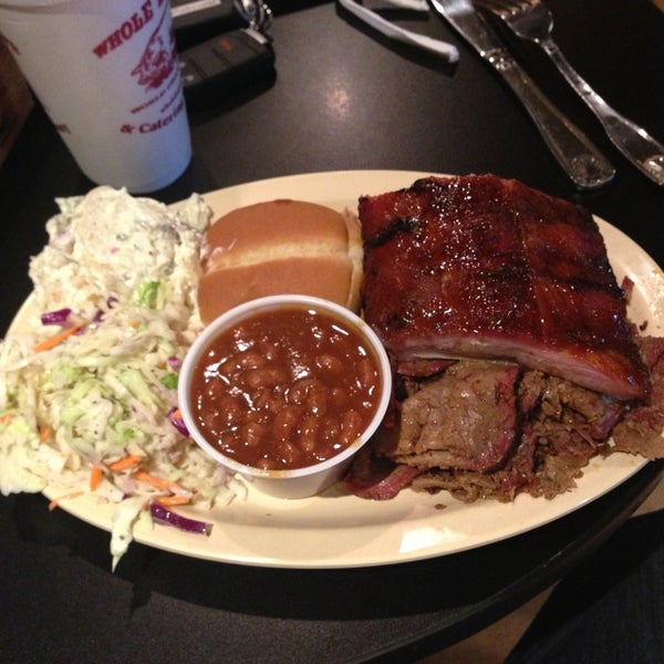 รูปภาพถ่ายที่ Whole Hog Cafe North Little Rock &amp; Catering โดย Ryan S. เมื่อ 8/26/2013