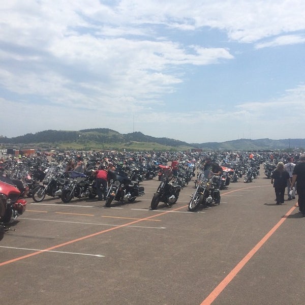 8/3/2014 tarihinde Paul D.ziyaretçi tarafından Black Hills Harley-Davidson'de çekilen fotoğraf