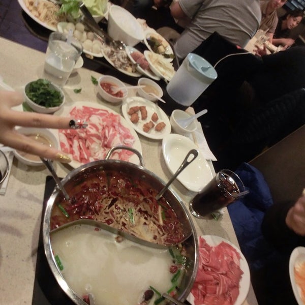 Foto scattata a Happy Lamb Hot Pot, Houston Westheimer 快乐小羊 da Yuqing L. il 1/11/2015