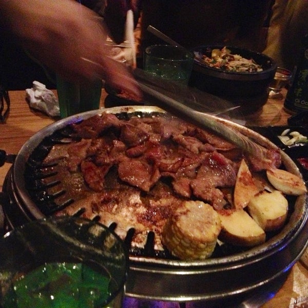 6/2/2013 tarihinde Yuqing L.ziyaretçi tarafından miss KOREA BBQ'de çekilen fotoğraf