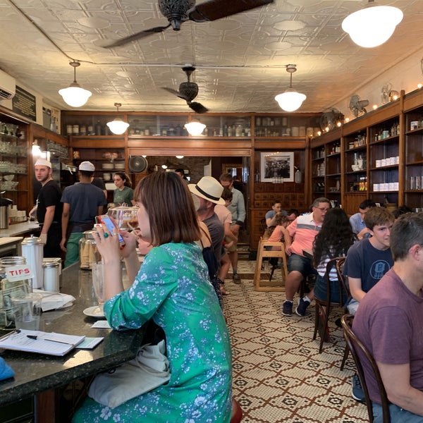 Das Foto wurde bei Brooklyn Farmacy &amp; Soda Fountain von Ringo am 6/8/2019 aufgenommen