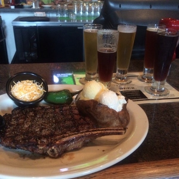 Foto diambil di Uncle Buck&#39;s Brewery &amp; Steakhouse oleh Jonathan pada 4/13/2014