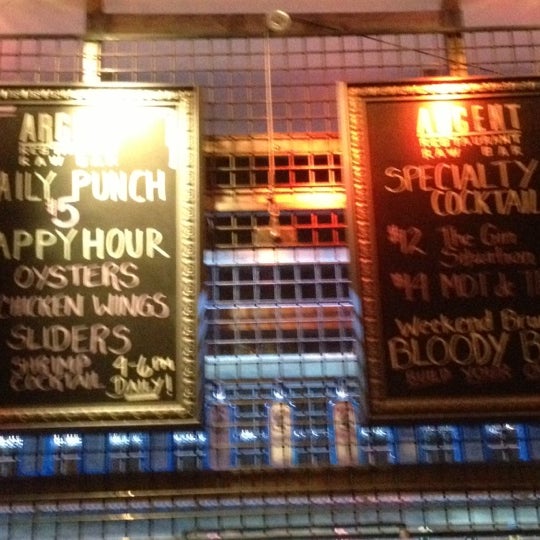 รูปภาพถ่ายที่ Argent Restaurant &amp; Raw Bar โดย Spencer B. เมื่อ 11/14/2012