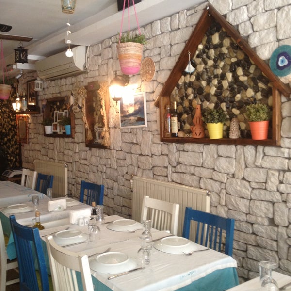 4/13/2013 tarihinde Dalinin D.ziyaretçi tarafından Mavra Restaurant'de çekilen fotoğraf