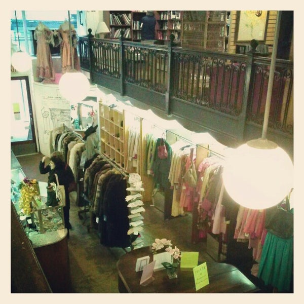รูปภาพถ่ายที่ City Opera Thrift Shop โดย Jenny C. เมื่อ 10/25/2012