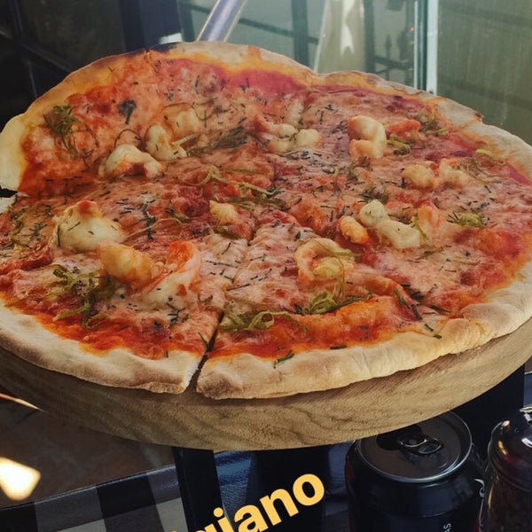 Foto diambil di Artigiano Pizza Rústica oleh Javier V. pada 11/21/2016