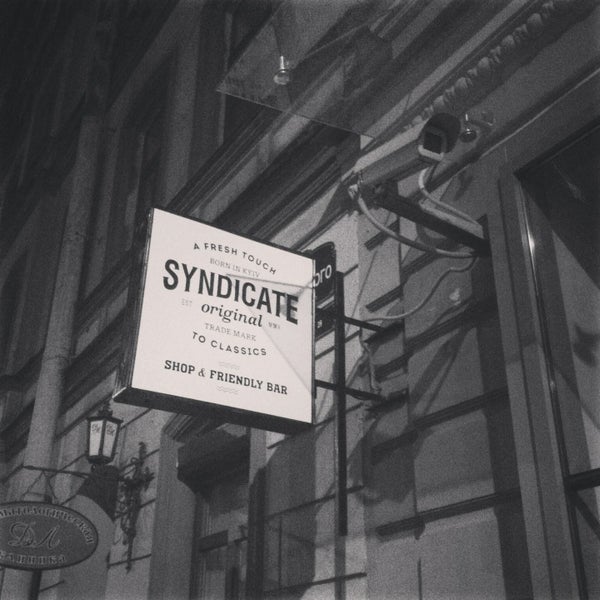 Foto tirada no(a) SYNDICATE shop&amp;bar por Anton A. em 6/1/2013