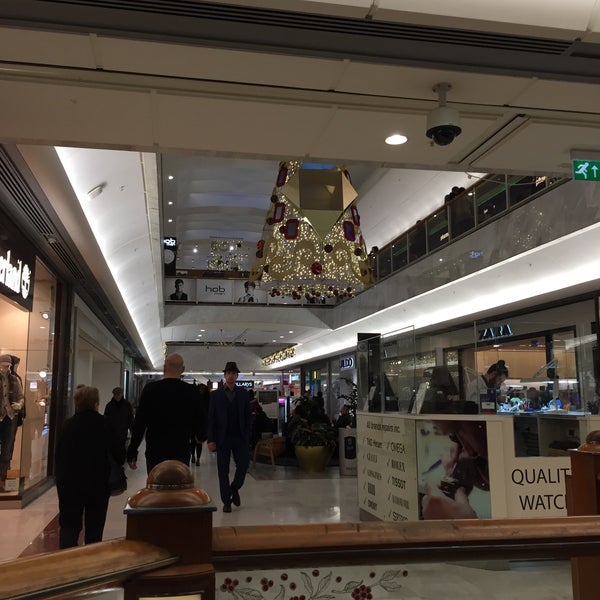 รูปภาพถ่ายที่ Brent Cross Shopping Centre โดย David F. เมื่อ 11/13/2015