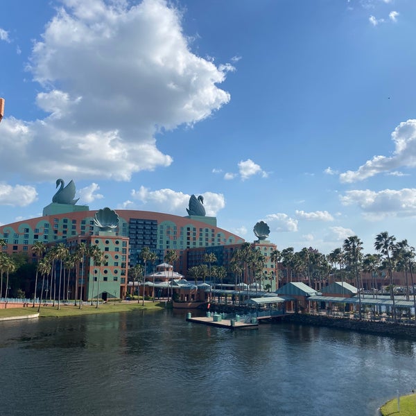 รูปภาพถ่ายที่ Walt Disney World Dolphin Hotel โดย Christopher V. เมื่อ 3/4/2023