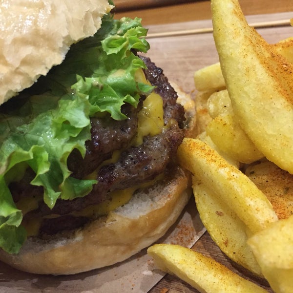 4/21/2016에 Bilge H.님이 Mm&amp;G&#39;s Burger에서 찍은 사진
