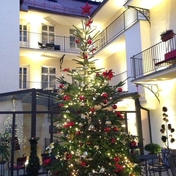 Here is some Prague Christmas Holidays spirit, aka our Christmas tree for 2013 ...