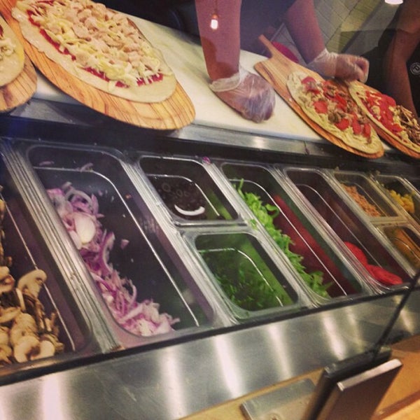 Photo taken at Pieology Pizzeria by Fatih T. on 1/29/2016
