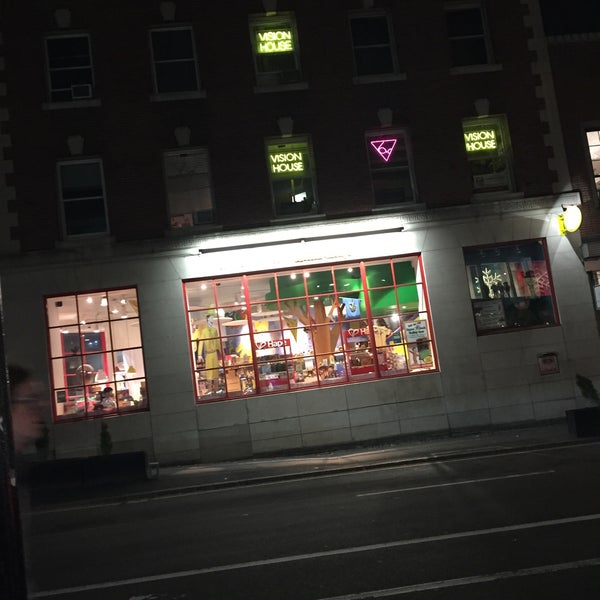 11/7/2015에 Margo님이 World&#39;s Only Curious George Store에서 찍은 사진