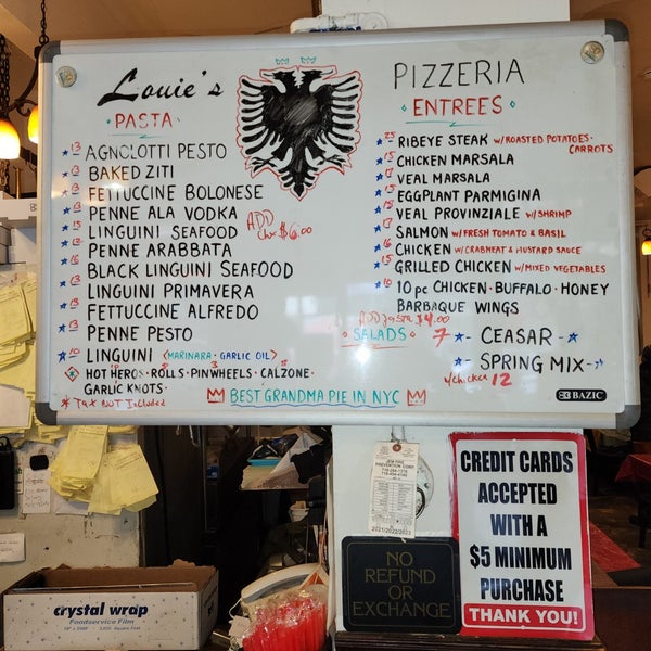 Снимок сделан в Louie&#39;s Pizzeria and Restaurant пользователем Anna H. 10/1/2022