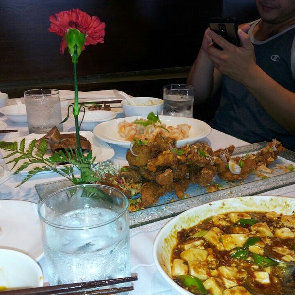 Das Foto wurde bei Rong Restaurant von Anna H. am 7/19/2015 aufgenommen