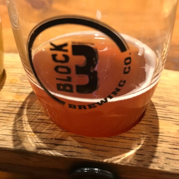 Foto tirada no(a) Block Three Brewing por Rebecca M. em 12/7/2019