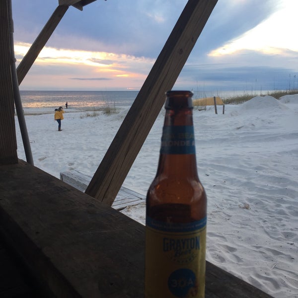 Снимок сделан в Sharky&#39;s Beachfront Restaurant пользователем Rebecca M. 12/26/2018