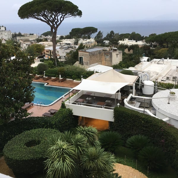 Das Foto wurde bei Capri Palace Hotel &amp; Spa von Turke D. am 10/18/2016 aufgenommen