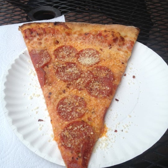 11/5/2012にLauren N.がDowntown House Of Pizzaで撮った写真